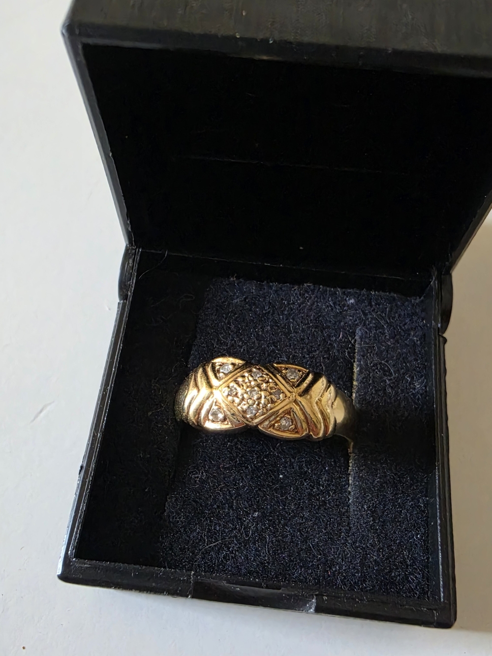 18K yellow gold diamond band ring in size 6, 4g. - Picture 2 of 7